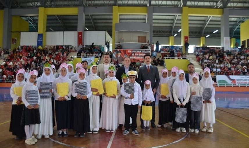 Bulanık'ta TÜGVA yaz okulu kapanış programı coşkusu: 2 bin 500 öğrenci mezuniyet sevinci yaşadı