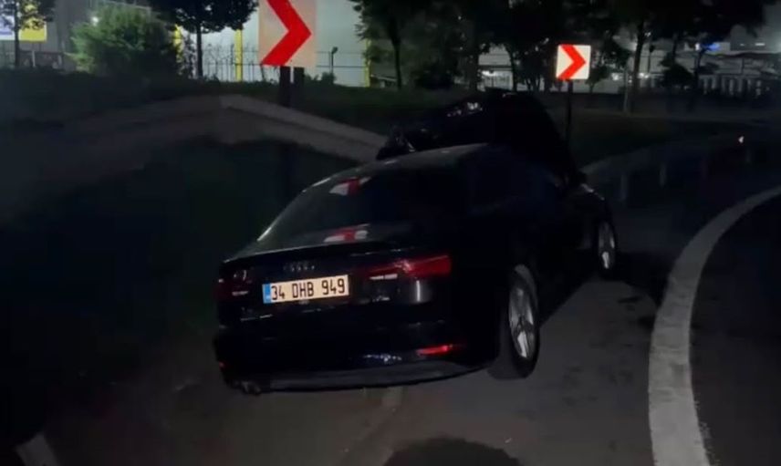 Bahçelievler'de otomobil bariyere çarptı: yaralı var