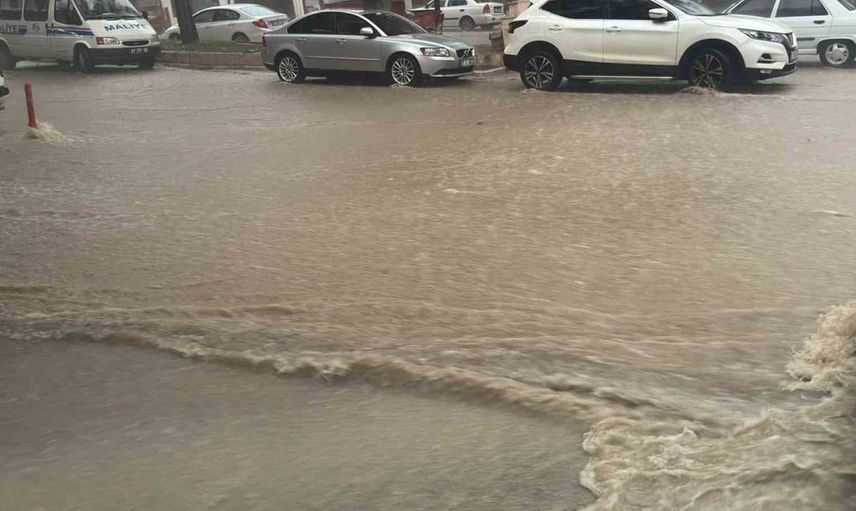 Elmalı'da sağanak yağış sonrası sokaklar göle döndü