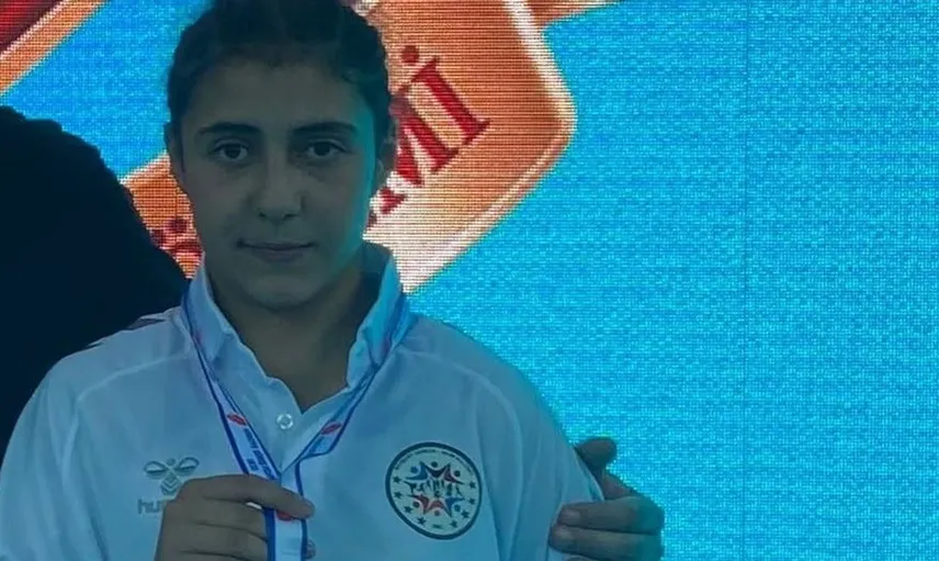 Bayburtlu genç güreşçi Ecrin Akbulut, şampiyonluk sevinci yaşadı