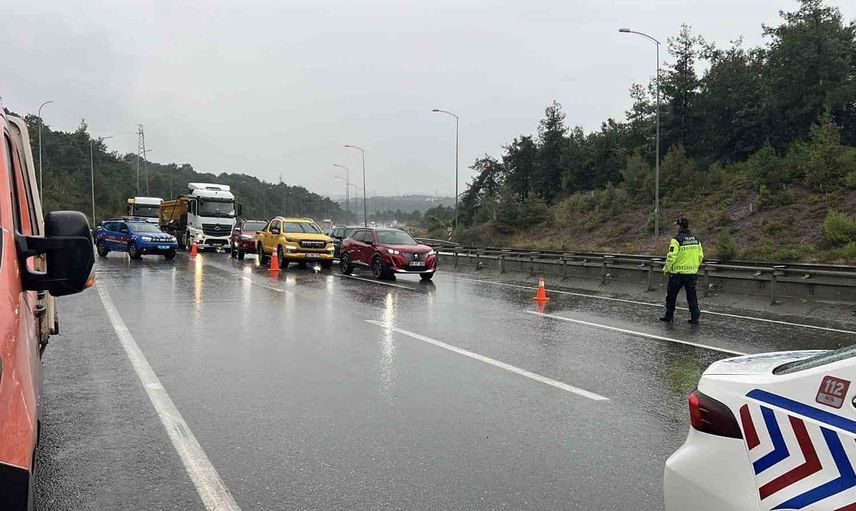 Çekmeköy'de sağanak yağış nedeniyle ambulans devrildi: 1 yaralı