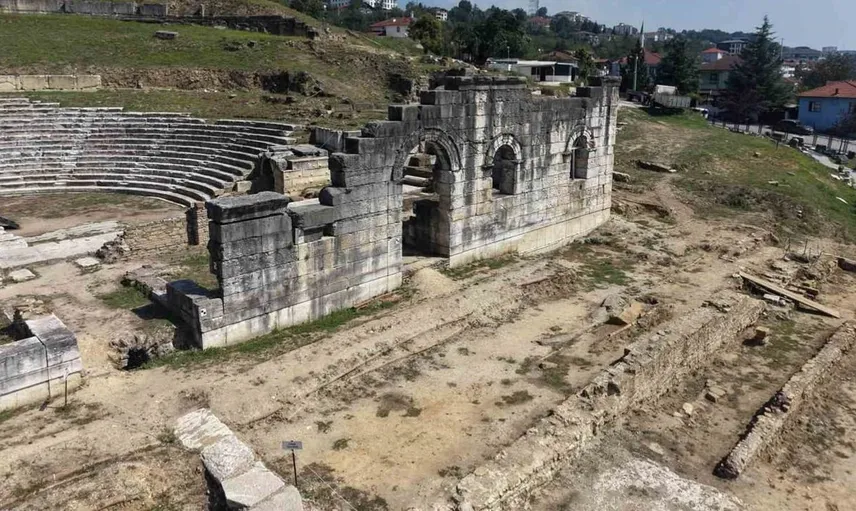 Düzce Belediyesi'nin destek hizmetleri, antik tiyatro kazılarında tarihi günler yaşıyor