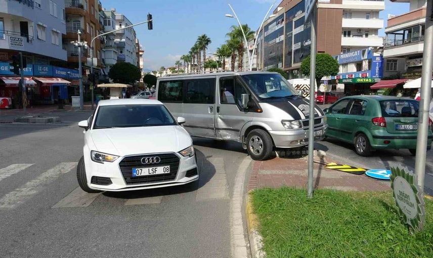 Manavgat'ta trafik kazası saniye saniye kaydedildi