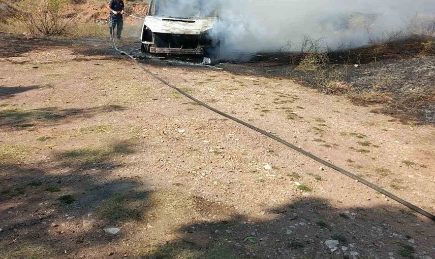 Sivas'ta park halindeki minibüste yangın: Alevler araziye sıçradı