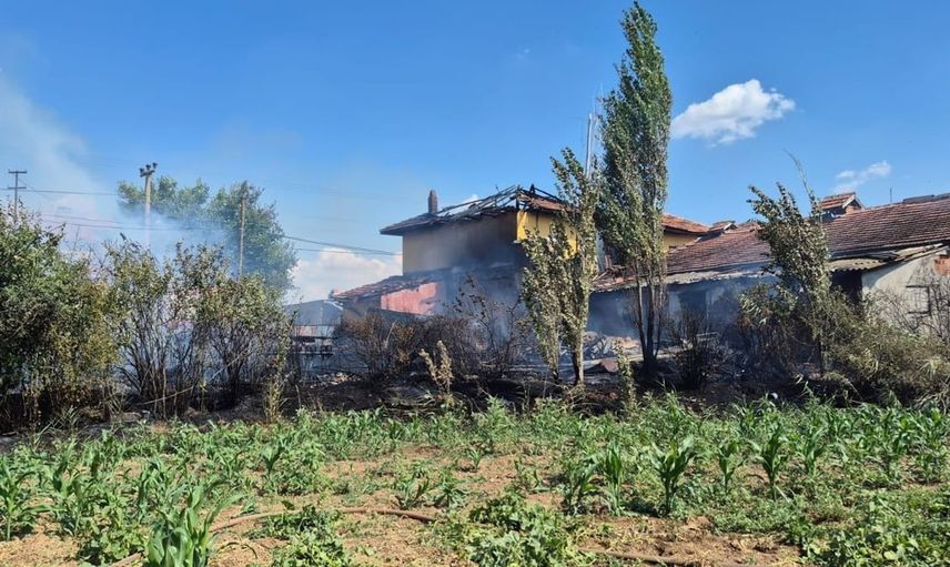 Uşak'ta ev yangını sonucu bir ev harabeye döndü