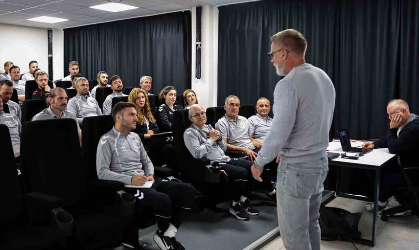 Thorsten Fink, akademi ziyaretinde A takıma geçiş süreçlerini anlattı