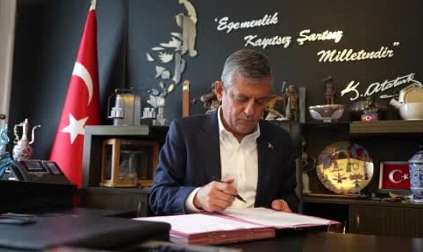 Özgür Özel, yeni partinin kuruluş evraklarını imzaladı