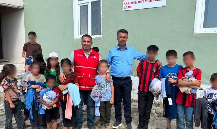 Kızılay gönüllüleri Muradiye’de 2 bin ihtiyaç sahibi çocuğa giyim yardımı ulaştırdı