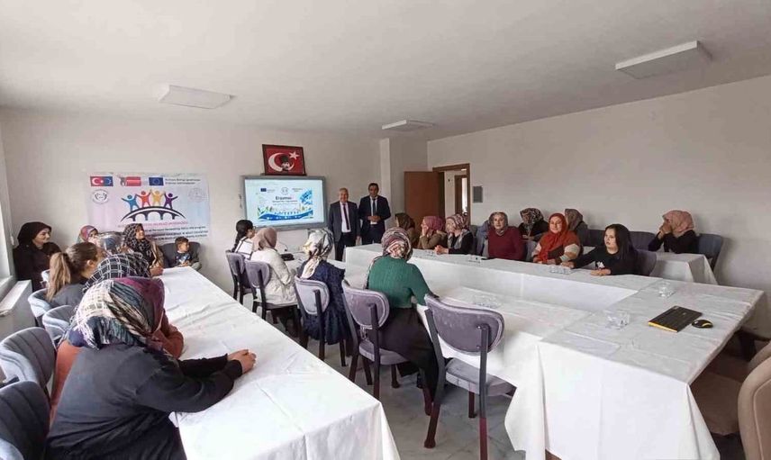 Erasmus+ deneyimlerini paylaşan niğde halk eğitimi merkezi, çiiftlik'te eğitimde yenilikçi yöntemler sundu