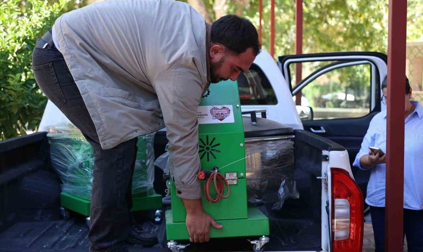 Gülay'ın sosyal medya isteği karşılık buldu: Başkan yufka açarken hamur makinesi desteği geldi
