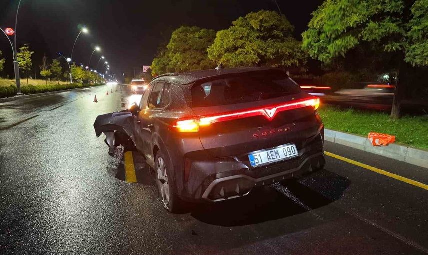 Niğde'de direksiyon hakimiyetini kaybeden sürücü, refüje çıkarak ağaca çarptı