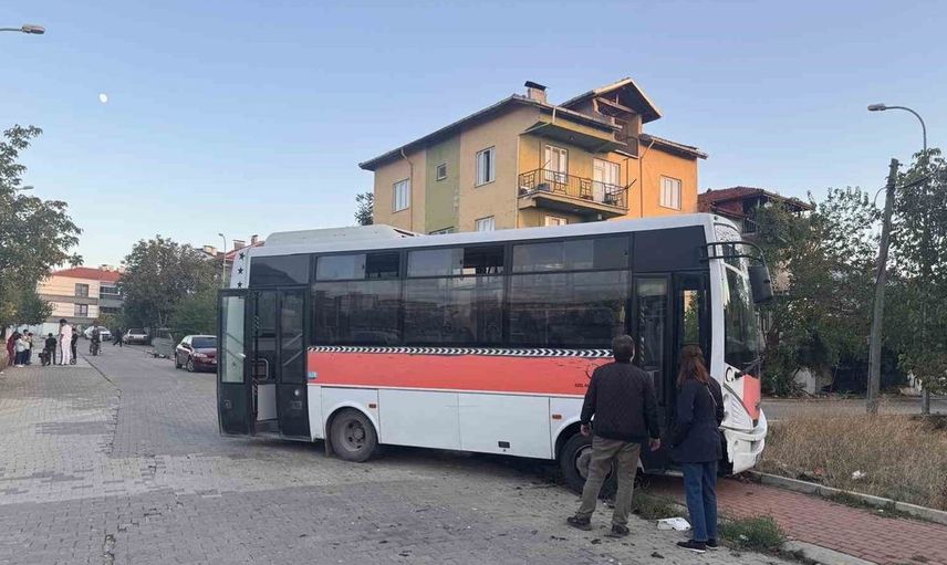 Uşak’ta midibüs ile otomobil çarpıştı: 7 kişinin yaralandığı kaza güvenliğin önemini bir kez daha hatırlattı