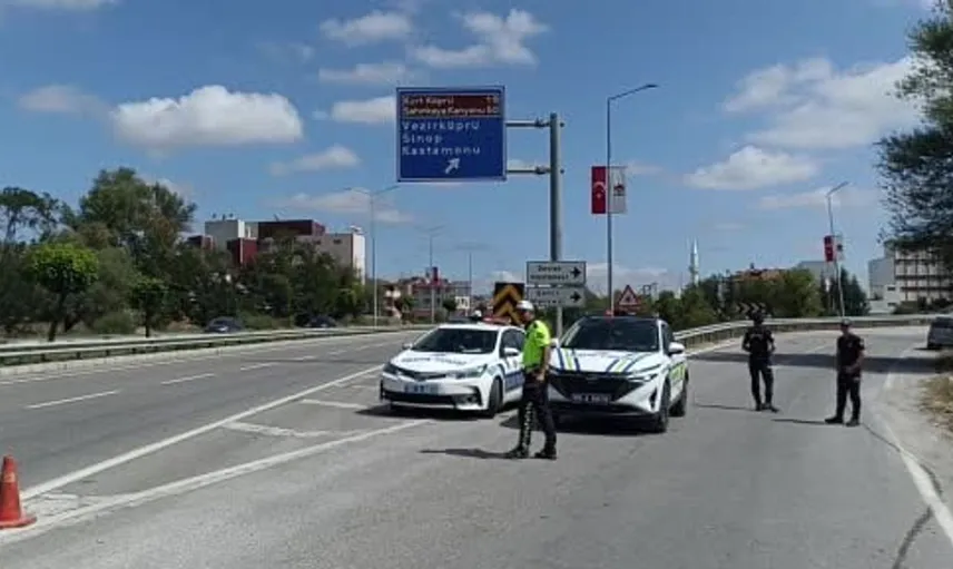Havza'da cam yüklü tır virajda devrildi, sürücü kurtuldu