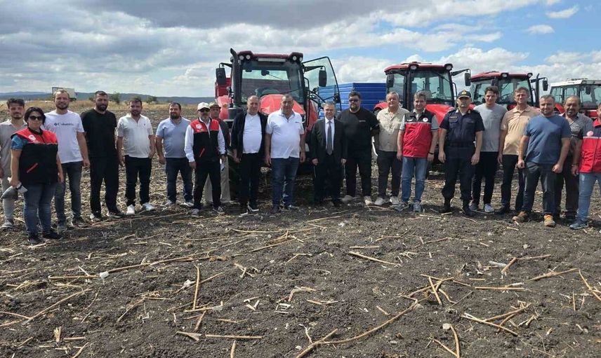 Kaymakam Öztürk, tarlada çiftçilerin yanında yer aldı