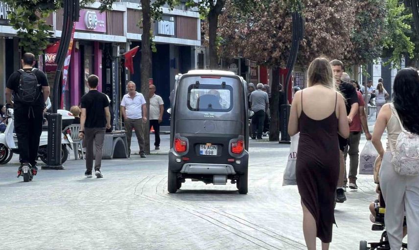 Bolu'da araç trafiğine kapalı caddede motosiklet ve bisiklet tehlikesi
