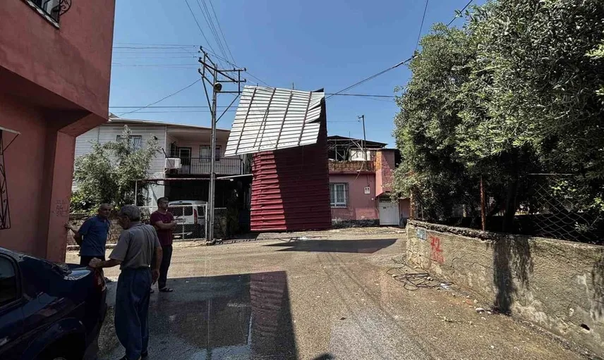 Adana'da ağustos rüzgarı çatıları uçurdu: Vatandaşlar o anları anlattı