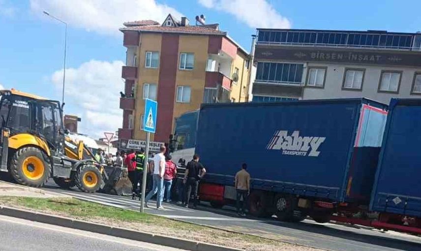 Tırın altında kalıp ağır yaralanan yaşlı kadına kurtarma operasyonu