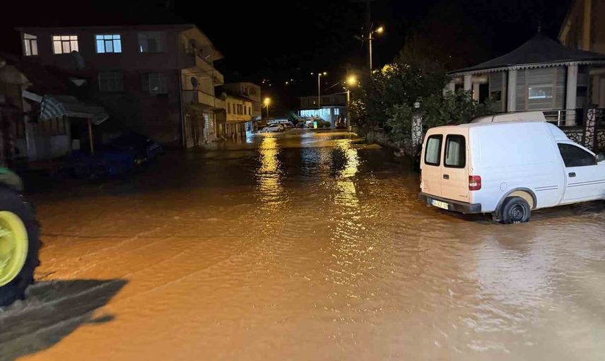 Sakarya'da sel felaketi: Darıçayırı Mahallesi'nde ulaşım traktörlerle sağlanıyor