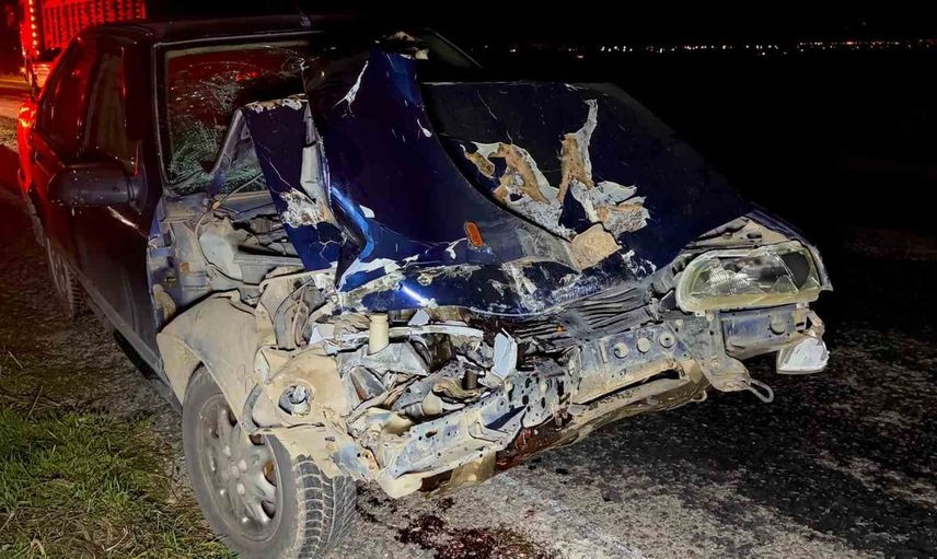 Tarım aracı otomobille çarpıştı, 3 metre yükseklikten tarlaya düştü