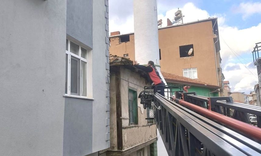 Hisarcık’ta metruk binaların güvenliği için itfaiye seferberliği