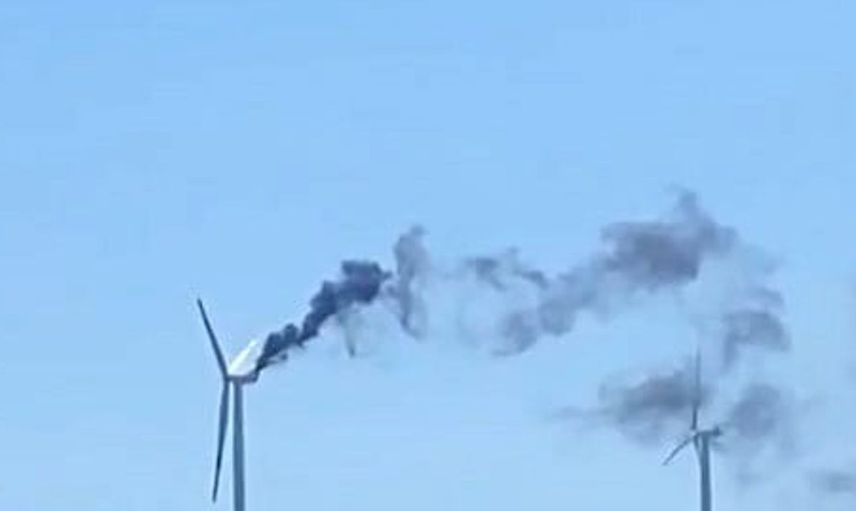 İzmir’in Bergama ilçesinde rüzgar türbinindeki yangına helikopterle müdahale