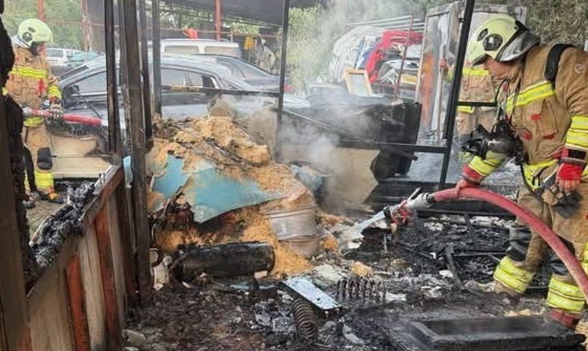 Samandağ'da oto galeri yangınında 3 araç zarar gördü