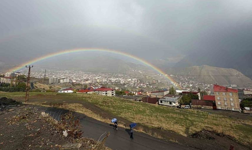Hakkari'de gökkuşağı renk cümbüşü oluşturdu