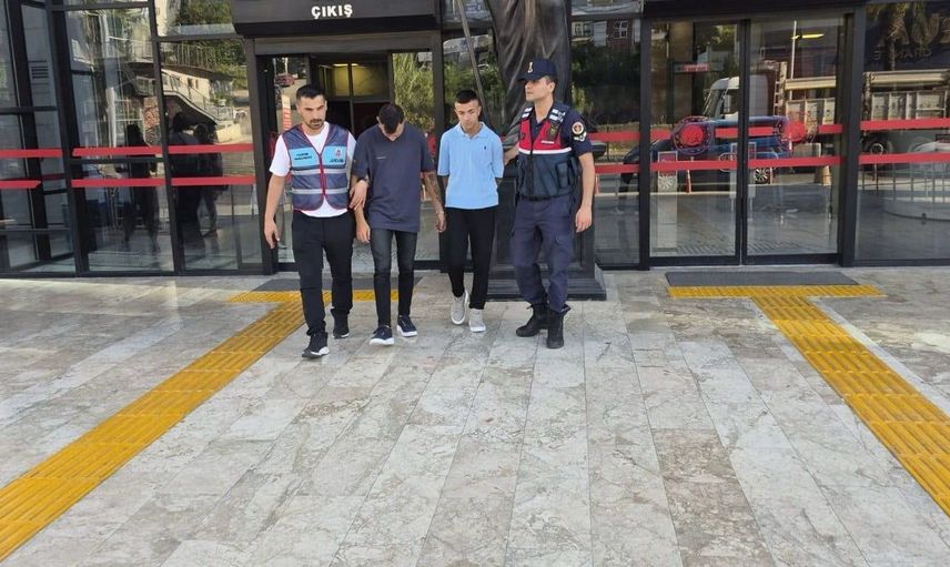 Alanya'da ayakkabı mağazasından hırsızlık yapan 2 şüpheli tutuklandı
