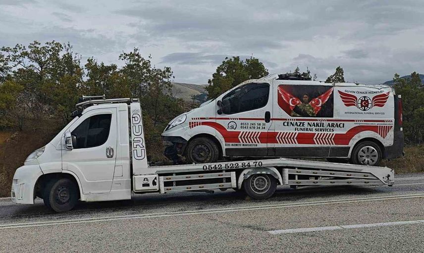 Isparta'da cenaze nakil aracı devrildi: Sürücü hastaneye kaldırıldı
