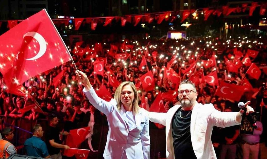 Çerkezköy’de 30 Ağustos'u kutlayan binlerce kişi, müzikle coştu