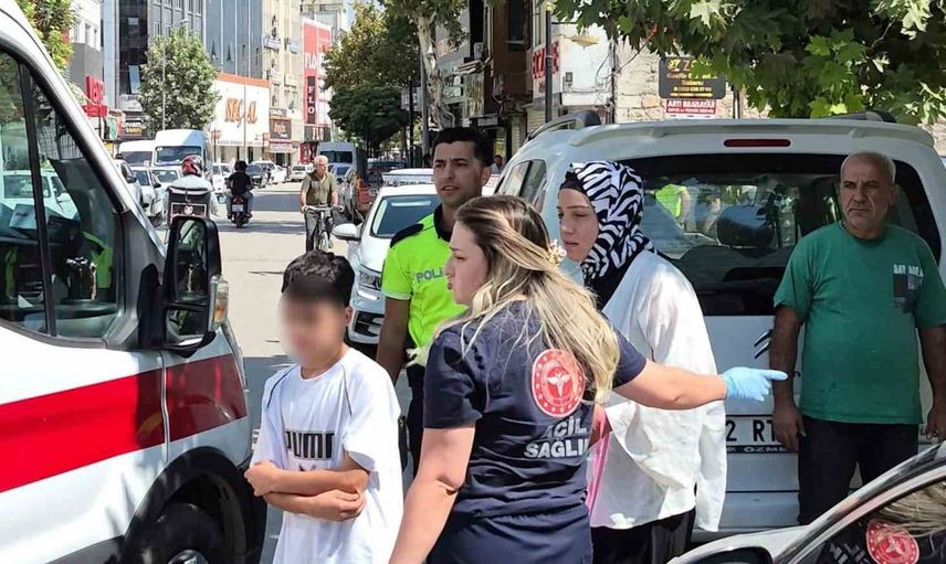 Adıyaman'da minibüs ile iki otomobilin çarpıştığı kazada 2 çocuk yaralandı