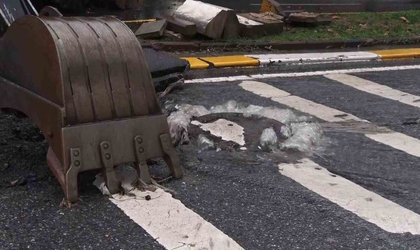Eyüpsultan'da yolda çökme meydana geldi, trafik durma noktasına geldi