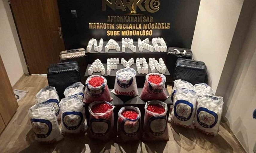 Afyonkarahisar'da polisler uyuşturucu operasyonuyla dikkatleri üzerine çekti