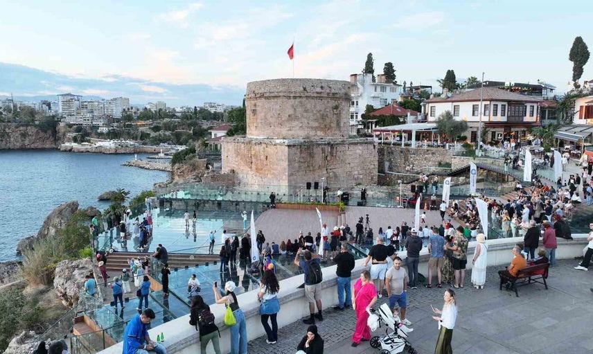 Antalya'nın tarihi kulesinde gün batımı eşliğinde müzik rüzgarı