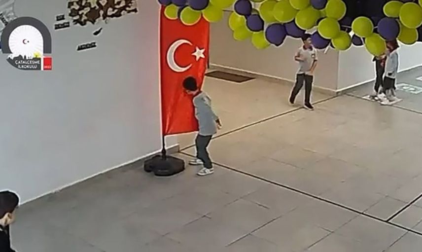 Türk bayrağına duyduğu sevgiyle dikkat çeken minik öğrenci