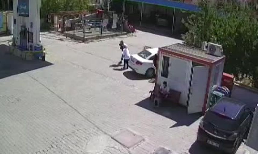 Şeker krizi sırasında polisi devreye soktu: Heimlich manevrası ile kurtarıldı