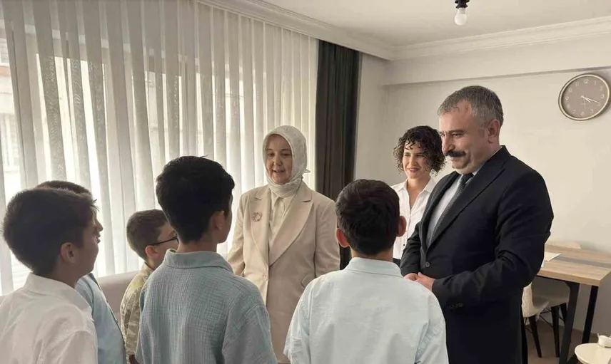 Bakan yardımcısı yenigün, eskişehir'deki çocuk evlerini ziyaret etti
