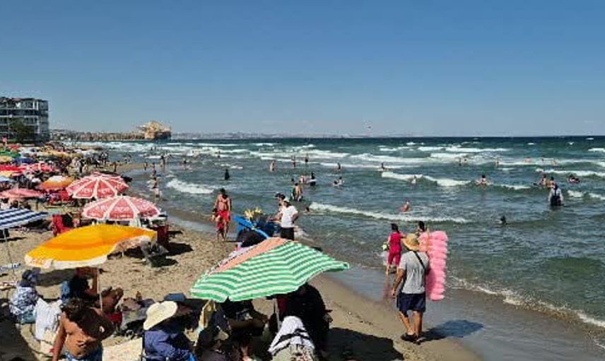 Denize girme yasağına rağmen yüzmeye devam eden vatandaşlardan biri boğulmaktan kurtarıldı