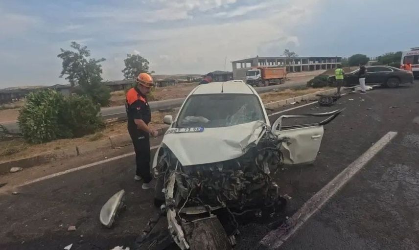 Elazığ'da iki otomobilin çarpışması sonucu yaralılar hastaneye kaldırıldı