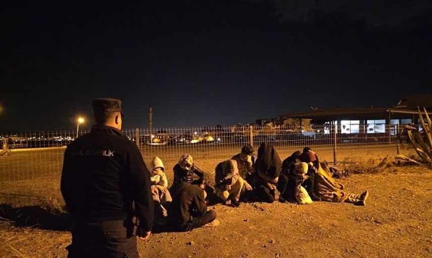 Sahil güvenlik ekipleri İzmir'de 8 çocukla birlikte 15 düzensiz göçmeni yakaladı