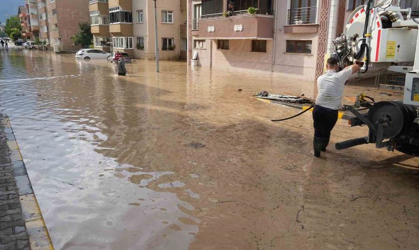 Cide ilçesinde sel sonrası su tahliye çalışmaları devam ediyor