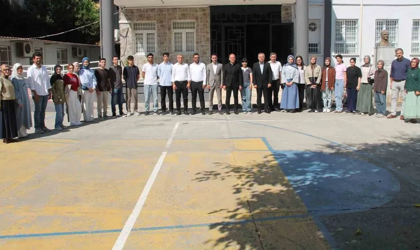 Erzin'de Kaymakam Akpınar, üniversiteye yerleşen öğrencilerle buluştu
