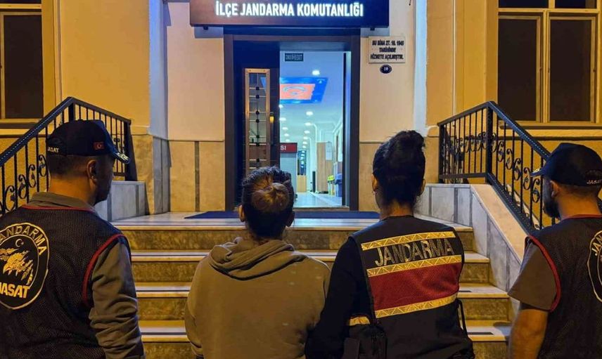 Ödemiş'te firari kadının mutfaktaki saklanma yeri jandarmayı şaşırttı