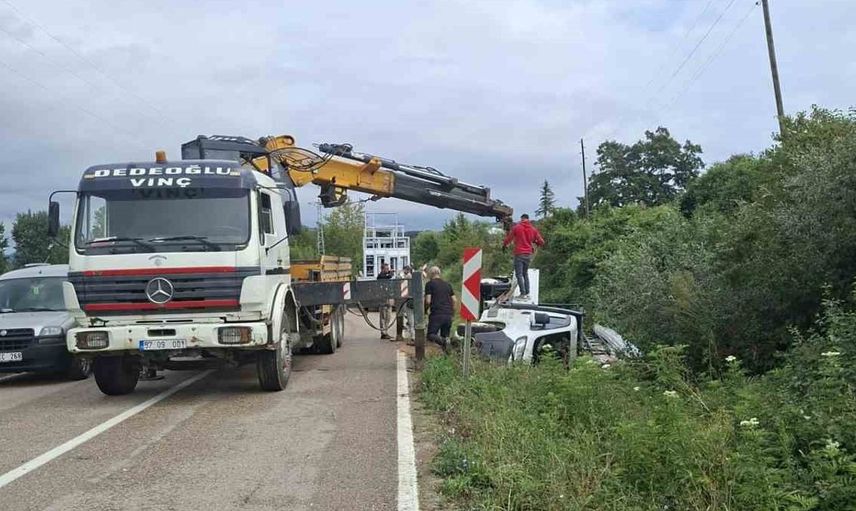 Sinop’ta cam yüklü kamyonetin devrildiği kaza, maddi hasarla atlatıldı