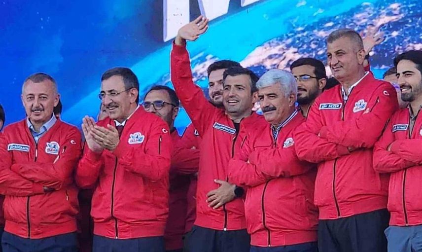 Gölcük Belediye Başkanı Sezer, TEKNOFEST Mavi Vatan'da plaket aldı