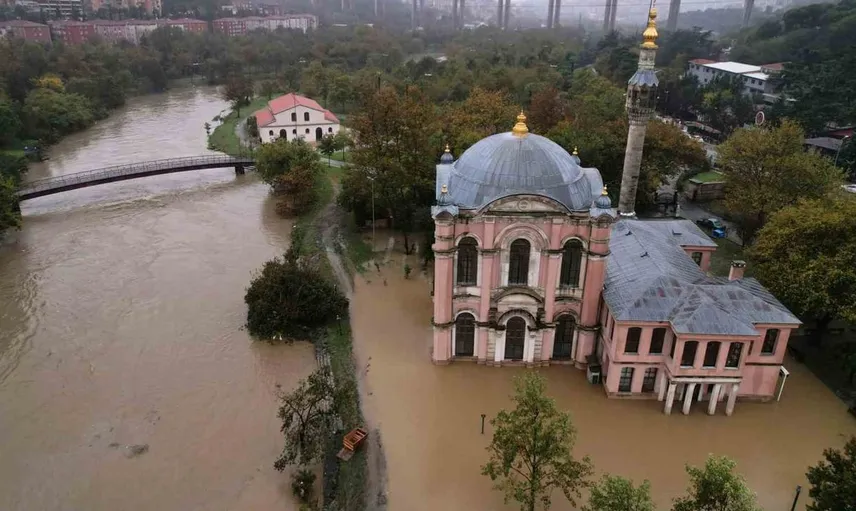 Yağmur sonrası tarihi cami sular altında kaldı