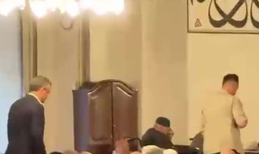 Özgür Özel, Bursa'da Ulu Cami'de cuma namazını kıldı