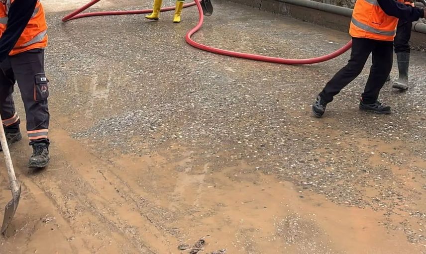 Kemaliye'de sağanak yağış sonrası yollar tekrar ulaşıma açıldı