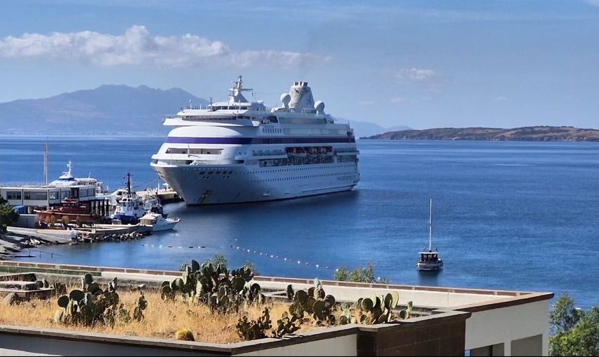 Bodrum'a 447 yolcuyla demirleyen kruvaziyer, tatilcileri ağırladı