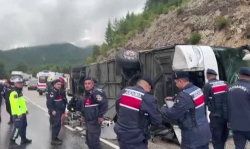 Isparta-Antalya karayolunda yolcu otobüsü kaza yaptı: 1 ölü, 7 yaralı